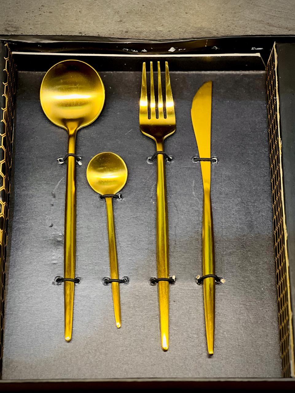 Alomi 24-Piece Cutlery Set Golden