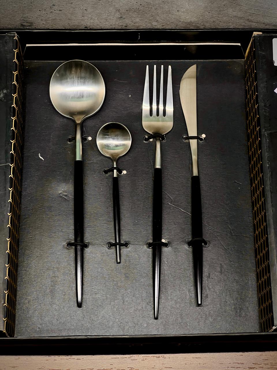 Alomi 24-Piece Cutlery Set Black & Silver